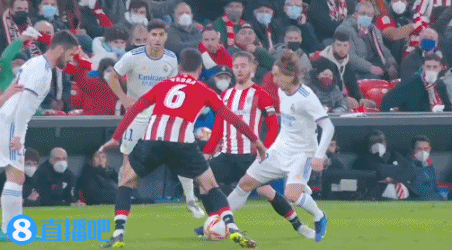 门德斯大胆传球中