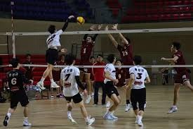 还记得他吗？空中换手空接太炸裂！易建联板凳席看嗨了